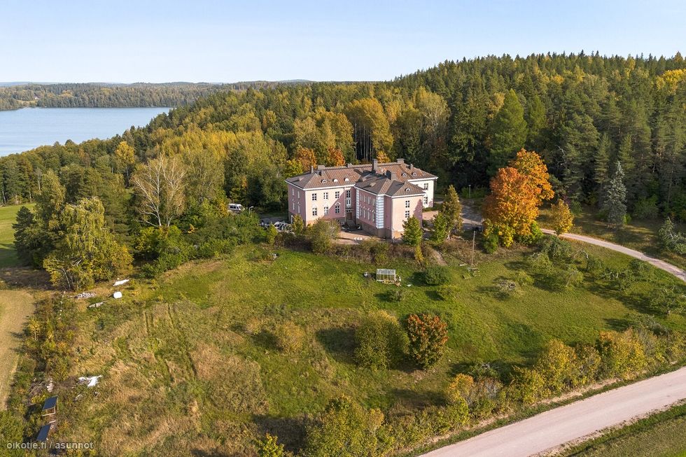 Julkisivu on rapattu ja on säilynyt upeassa, alkuperäisessä asussaan kaari-ikkunoineen, ullakon pyöreine kattoikkunoineen ja julkisivun koristeineen, jotka ovat empire-tyyliseen arkkitehtuuriin viittaavia.