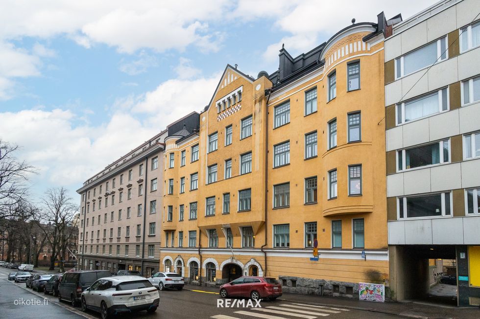 Kansallisromanttinen rakennus Helsingissä.