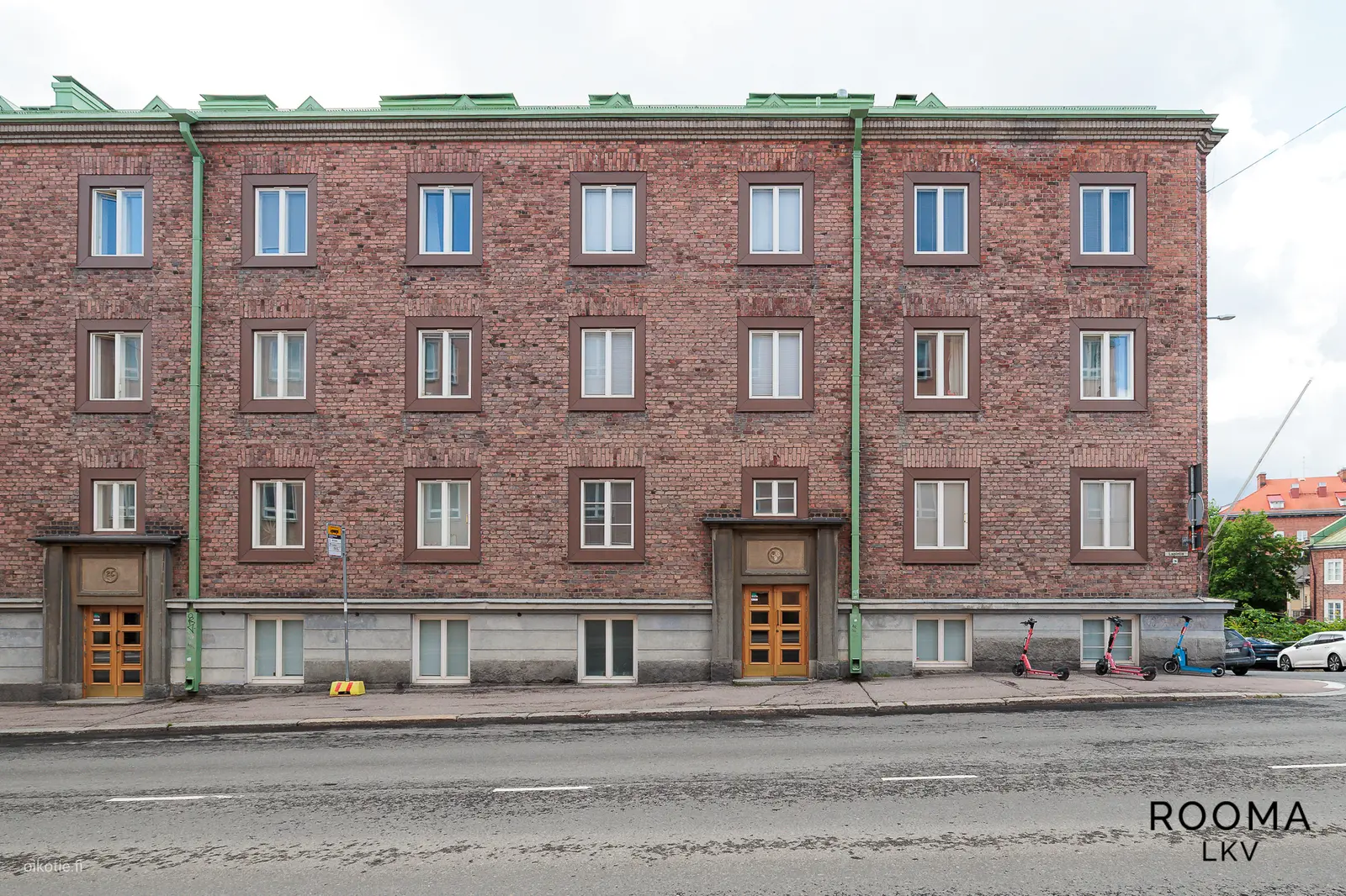Tämä rakennus edustaa 1920-luvun loppupuolen niin sanottua "riisuttua klassismia" (karvalakkiklassismia), joka alkoi jo sulautua seuraavaan tyylisuuntaan eli funktionaalisuuteen (funkikseen).